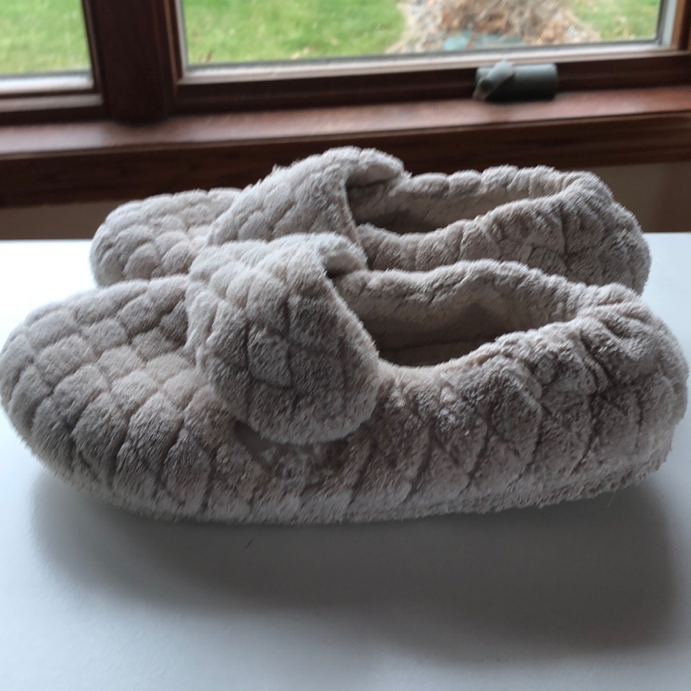 Slippers fits 9 1/2 to 10 1/2